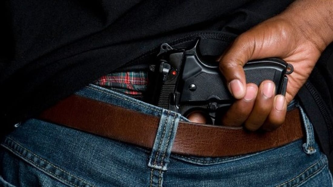 اعتقال أب سحب مسدسه وقتل ابنه داخل المنزل في بغداد