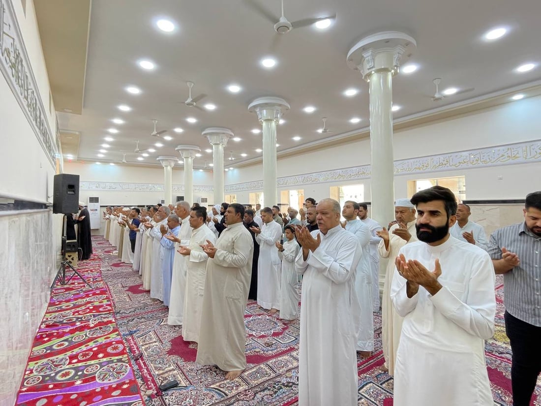 أول صلاة عيد بعد ترميم مسجد القرنة.. الإمام دعا إلى “التمسك بالمرجعية” (صور)