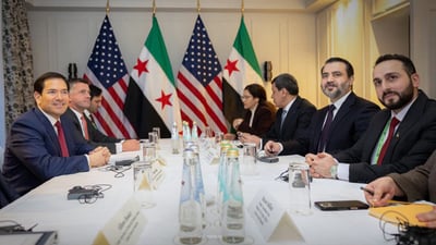 “أنت مقاتل من أجل الحرية”.. الكاميرا تلتقط حديث ماكرون والجنرال عبدي