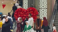 فيديو: المديرة مروة تهدي حبيبها أيفون 15.. فالنتاين حماس