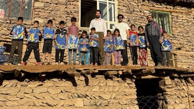 کۆمەڵێک گەنج پێداویستی قوتابخانە دەبەن بۆ گوندەکان