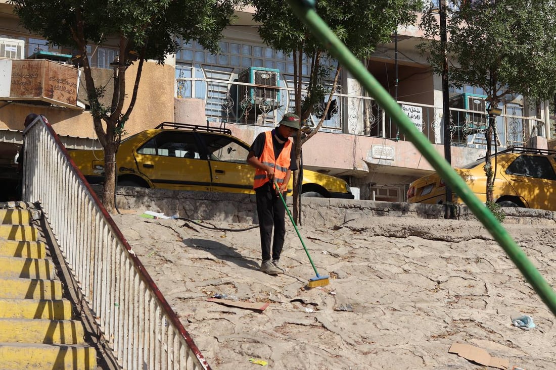 صور: أهل الكريعات غسلوا الجسر وشاطئ النهر بمساعدة البلدية