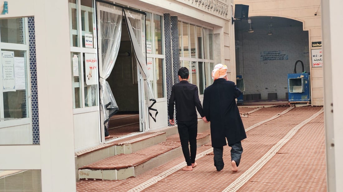 مالیک رۆژانە باپیرە نابیناکەی دەباتە مزگەوت