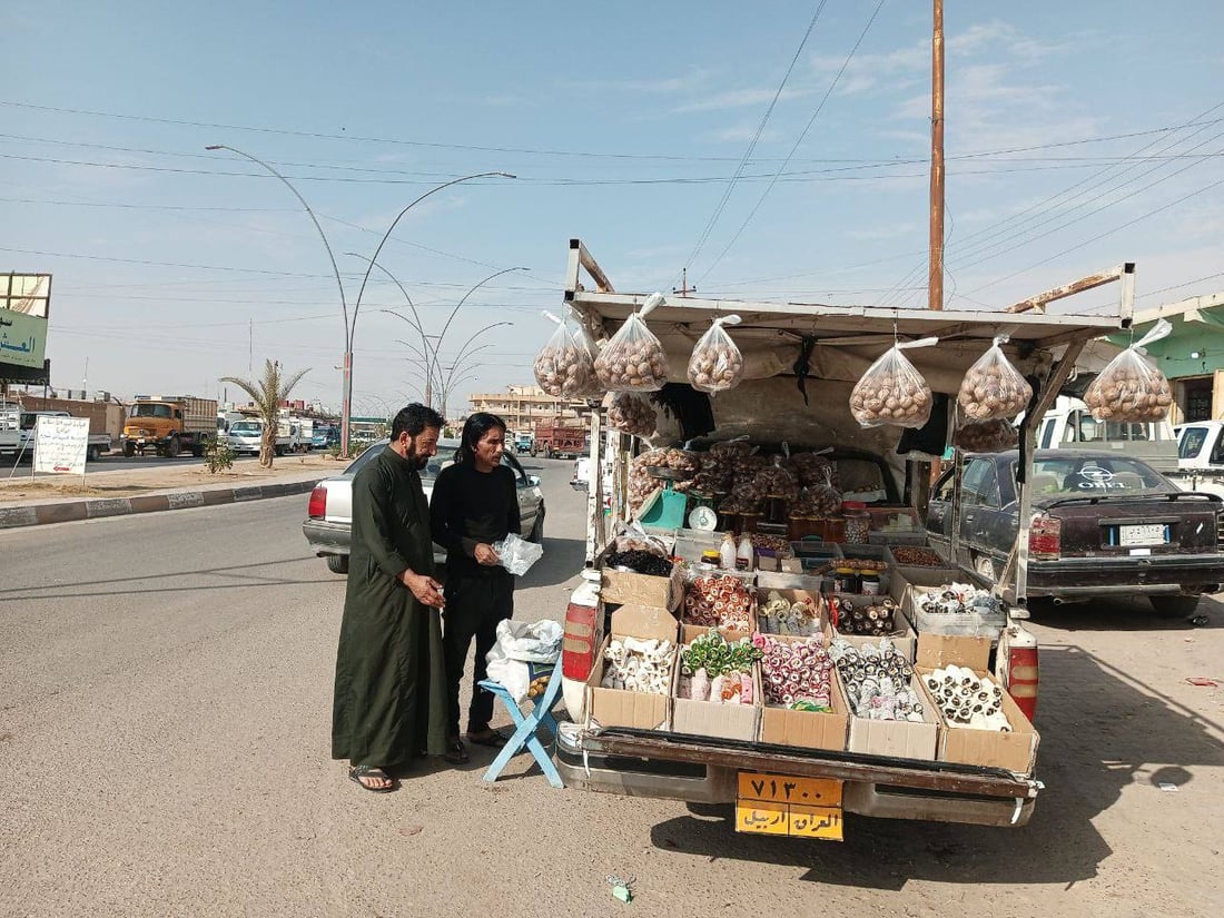 قطع 700 كم من أربيل إلى الرطبة.. رستم يبيع الكرزات والسجاد وينام في منازل الأهالي