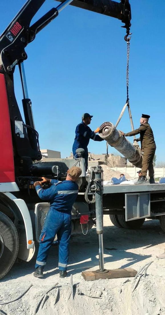 صور: عملية معقدة لرفع قنبلة بوزن نصف طن تحملها القاصفات في الموصل