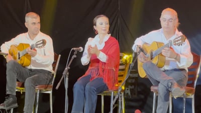 ژن و مێردێک گەنجانی کورد فێری سەمای قەرەجەکان دەکەن