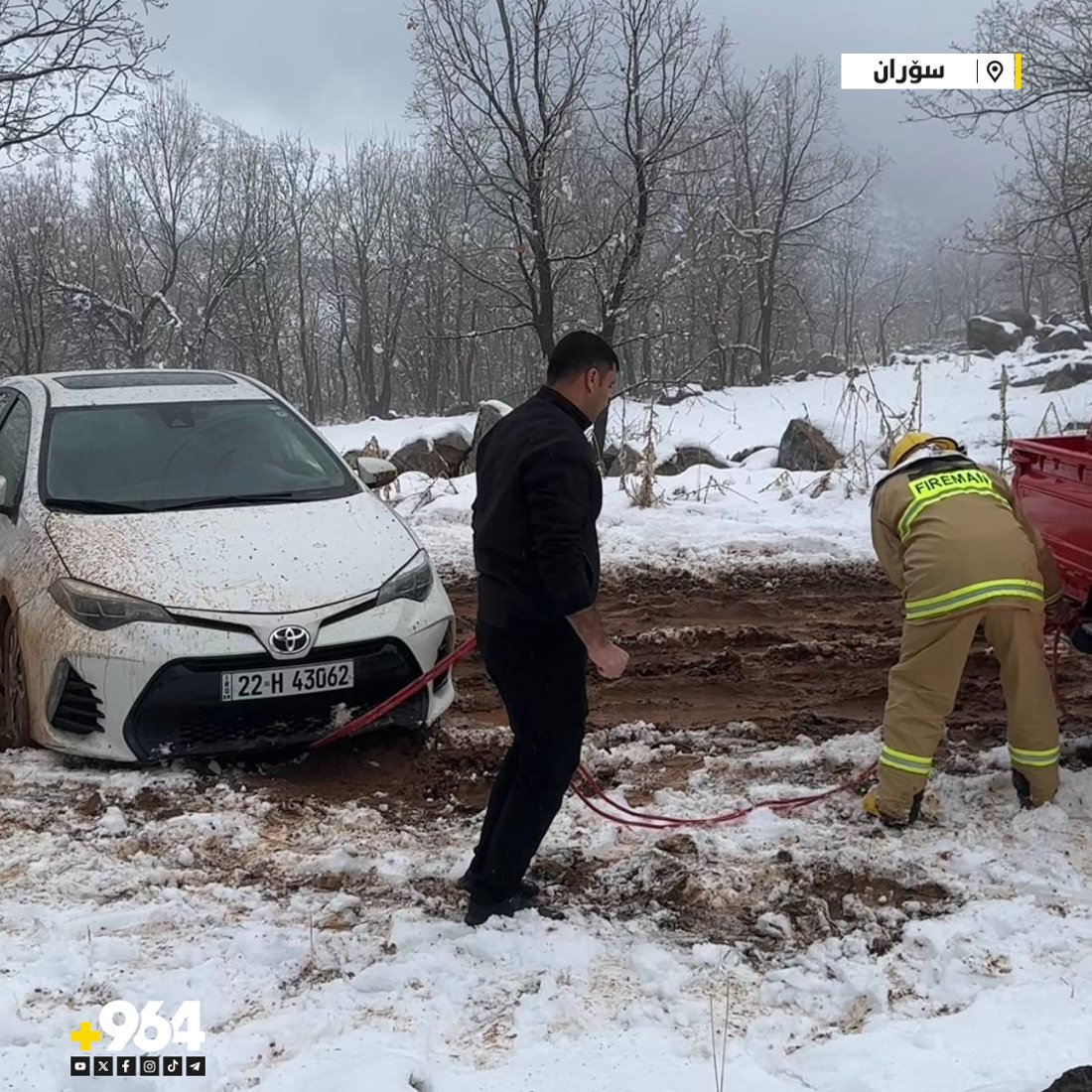 هاوڵاتییەک بە ئۆتۆمبێلەکەیەوە لەناو بەفر رزگارکرا