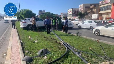 بەم بەیانییە ئۆتۆمبێلێک درەختێك و ستوونێكی تێکشکاند