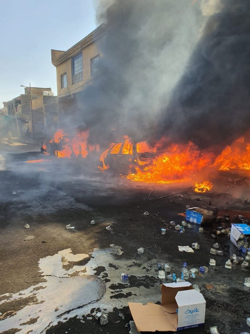 صور من بابل: الدفاع المدني يخمد حريقاً التهم سيارتين قرب مصرف المحاويل