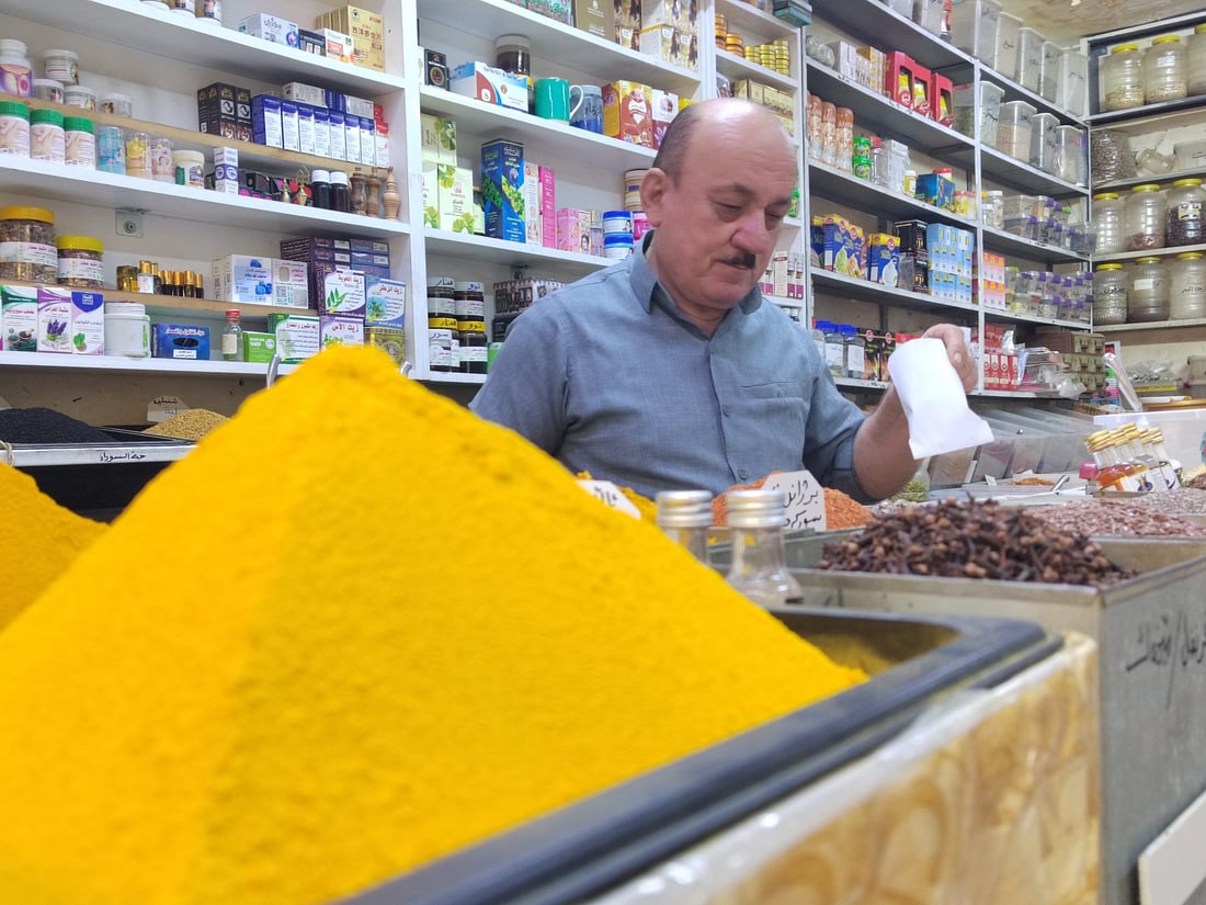 دوکانە رەنگاورەنگەکەی حەکیمی ئاڵەت 70 ساڵ تەمەنی کردووە