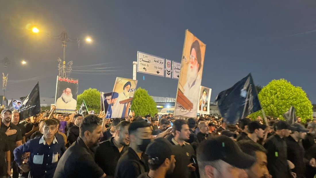 صور ليلية من مدينة الصدر.. حشود تحمل الشموع والتابوت الرمزي في ساحة مظفر