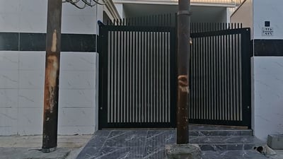 عامودێک کەوتووەتە ناو دەرگای ماڵێک و خاوەن ماڵ داوای چارەسەر دەكات