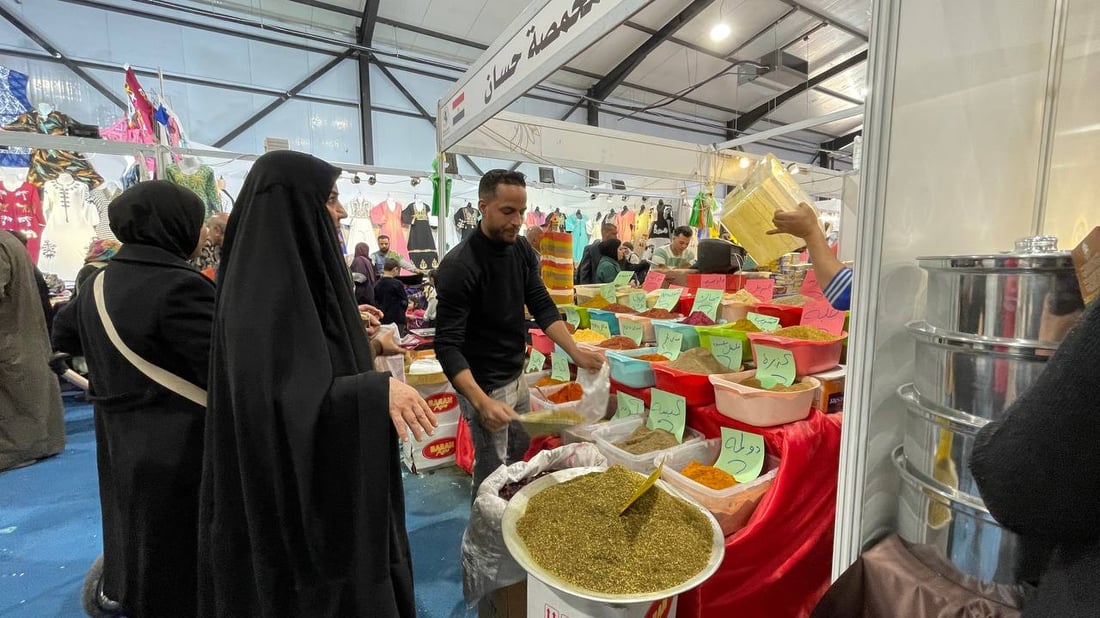 المصريون يعرضون خلطات البهار الخاصة في معرض بغداد و”يتحدثون كثيراً” عن أسرارها