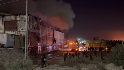 صور: رصاصة من نزاع عشائري تشعل النار في “جملون” حلويات شمال البصرة