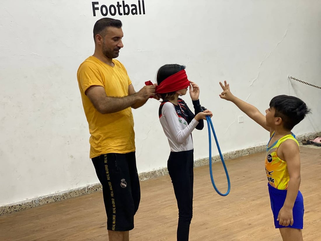 كابتن نوار يدرب أطفال البصرة لذهبية آسيا.. مرح وقساوة في قاعة الجمباز (فيديو)