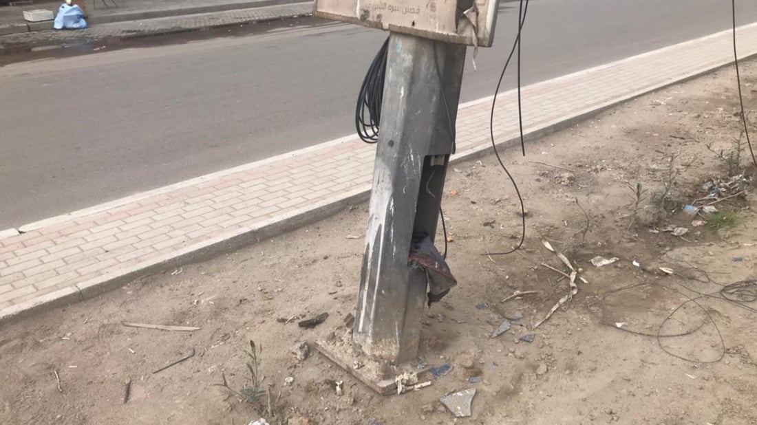 صور: أعمدة كهرباء مائلة وأسلاك متدلية تقلق حي الجهاد.. الدائرة تعد بالتحرك