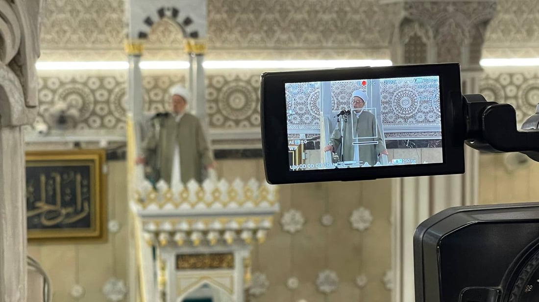 صور: حشود في أبو حنيفة لأداء صلاة العيد.. الطه يدعو لنصرة غزة