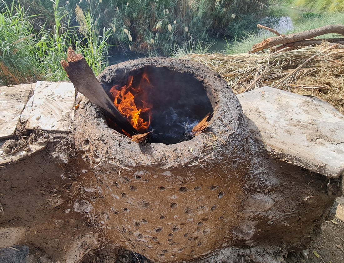 عيون سيدات غماس تتأذى من الغاز ولا مثيل للخبز على طين الفرات (صور)