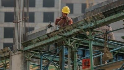 النزاهة توقف صرف 1.5 مليار دينار ضمن عقد لإنشاء مدارس حديدية