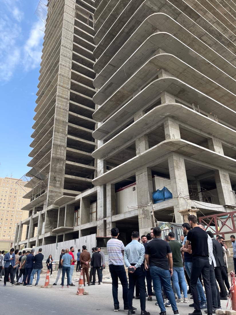 صور: مظاهرة في أرقى أحياء أربيل احتجاجاً على اختفاء العمال من “البرج الإنكليزي”