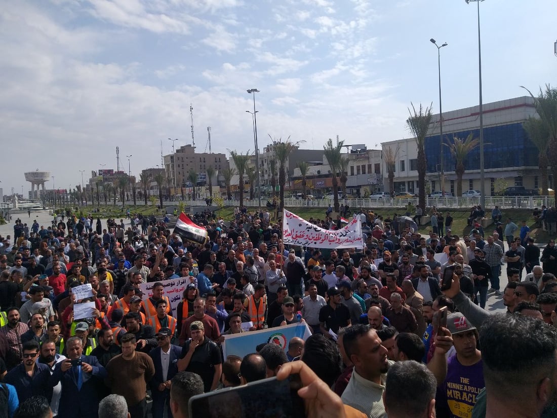فيديو: تظاهرة للموظفين عند المنطقة الخضراء.. “سلم رواتب عادل أو الإضراب”