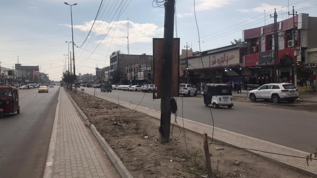 صور: أعمدة كهرباء مائلة وأسلاك متدلية تقلق حي الجهاد.. الدائرة تعد بالتحرك
