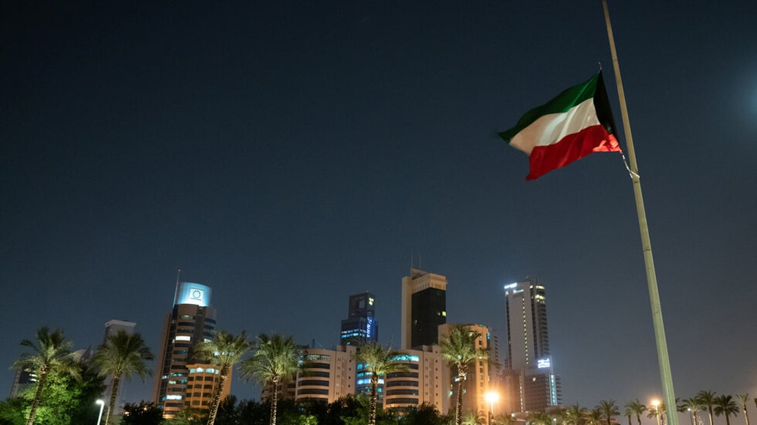 الكويت تعلق الرحلات المغادرة وتغلق مجالها الجوي