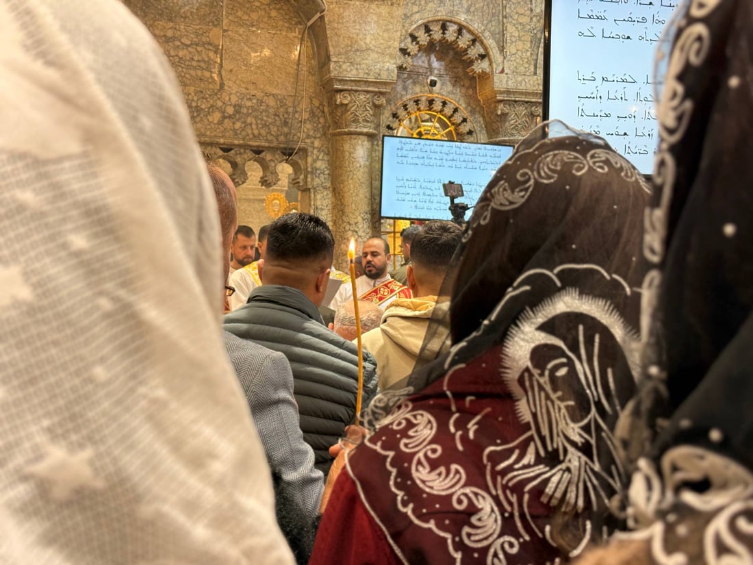 صور: سريان برطلة الأرثوذكس يحيون القداس الإلهي.. شموع وأمنيات للعراق