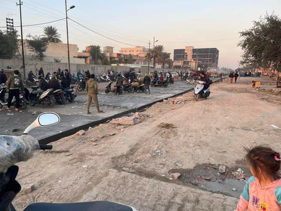 الشعلة: طريق المستشفى مقطوع بالدراجات.. طالبات يتعرضن لـ”مضايقة” (صور)