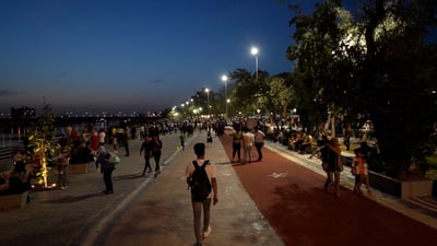 كاميرا 964 على كورنيش “أبو نؤاس الجديد”.. شواء على شاطئ من رمال دجلة وزلاجات خشبية