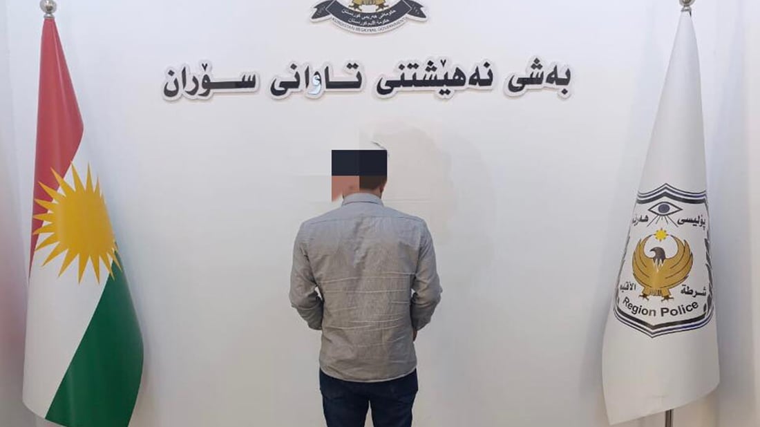 پارەی لیبی ئەفرۆشت و پۆلیس چوون دەستگیریان کرد