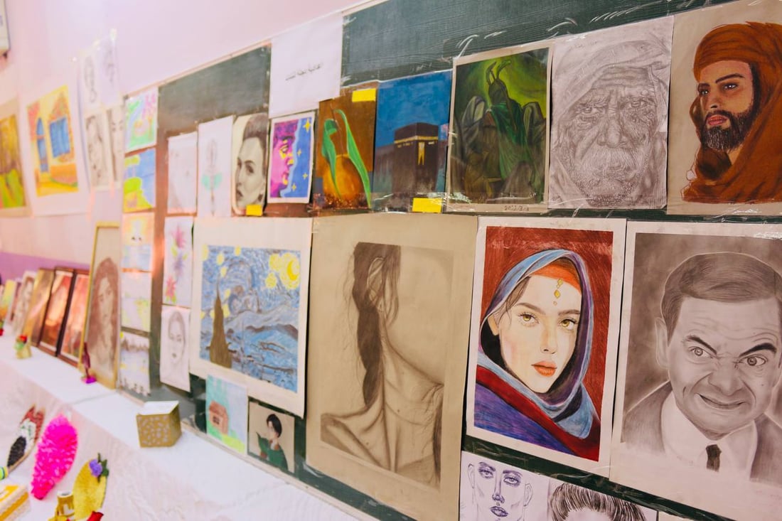 صور: أعمال يدوية ولوحات فنية مبهجة لمدارس شمال البصرة