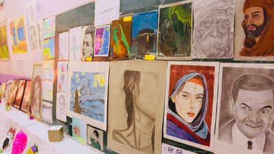 صور: أعمال يدوية ولوحات فنية مبهجة لمدارس شمال البصرة