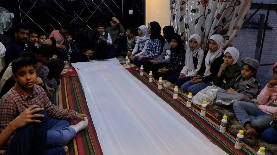 وقارئ القرآن من إيران.. أطفال هشام الذهبي في إفطار جماعي (صور من الكوت)