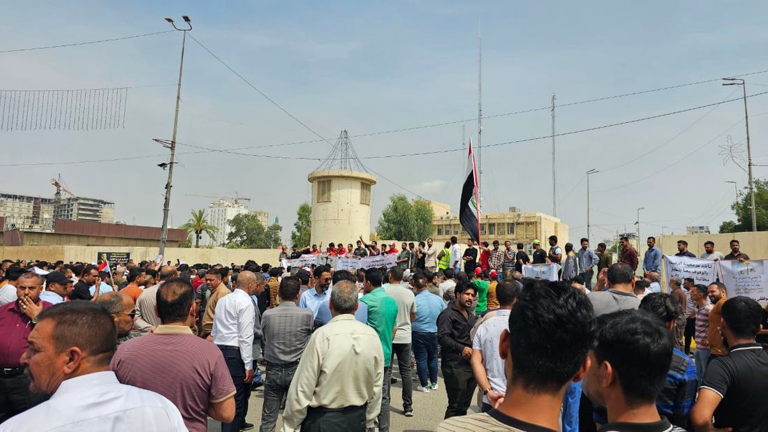 تظاهرة حاشدة لموظفي التربية وعمال البلدية في كربلاء: سيقتلنا الجوع (صور)