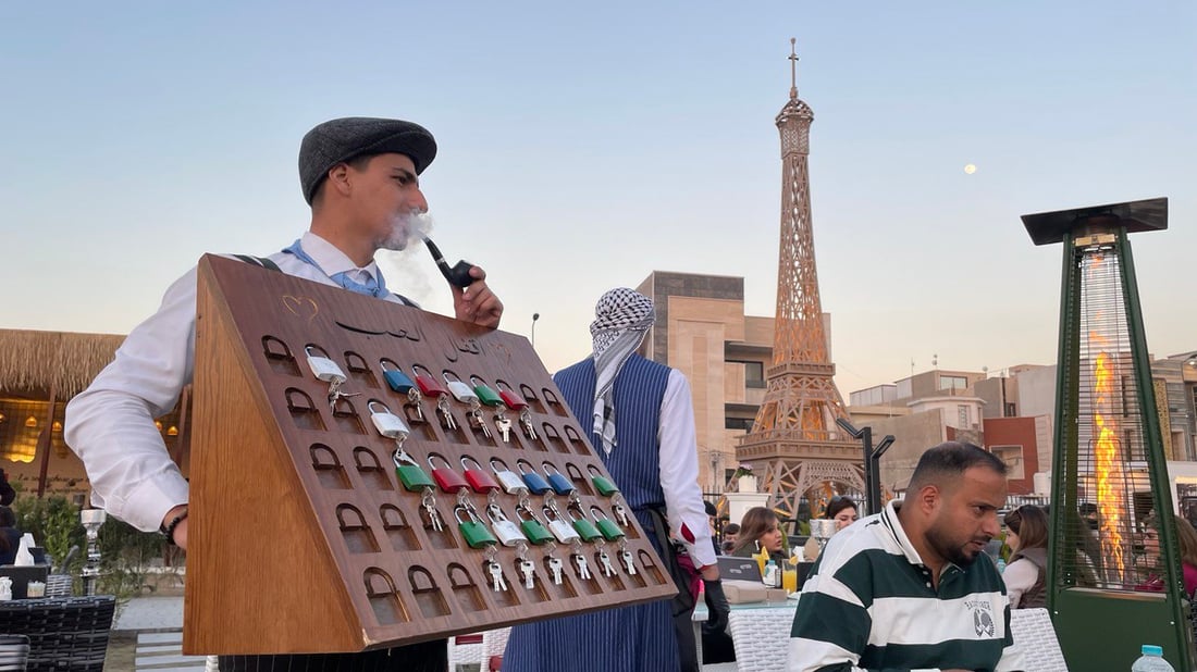 صور: برج إيفيل وجسر أقفال وبركة عشاق.. مطعم جديد نقل كل باريس إلى بغداد!