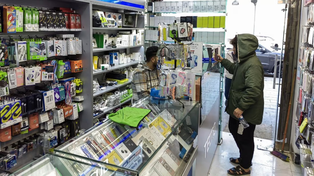 Mid-range models bestsellers in Mosul’s cell phone bazaars