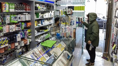 Mid-range models bestsellers in Mosul’s cell phone bazaars