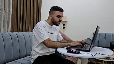 13 ألف مشترك في تطبيق “دليل القائم” حتى الآن.. هذا هو المصمم الشاب عمر الراوي