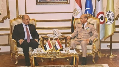 صور: العباسي يصل مصر على رأس وفد من كبار ضباط الدفاع