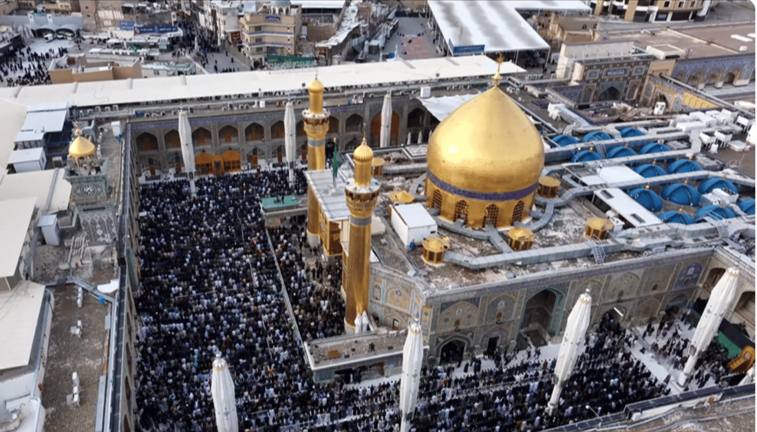 حشود على مد النظر في العتبة العلوية لأداء صلاة العيد (صور)