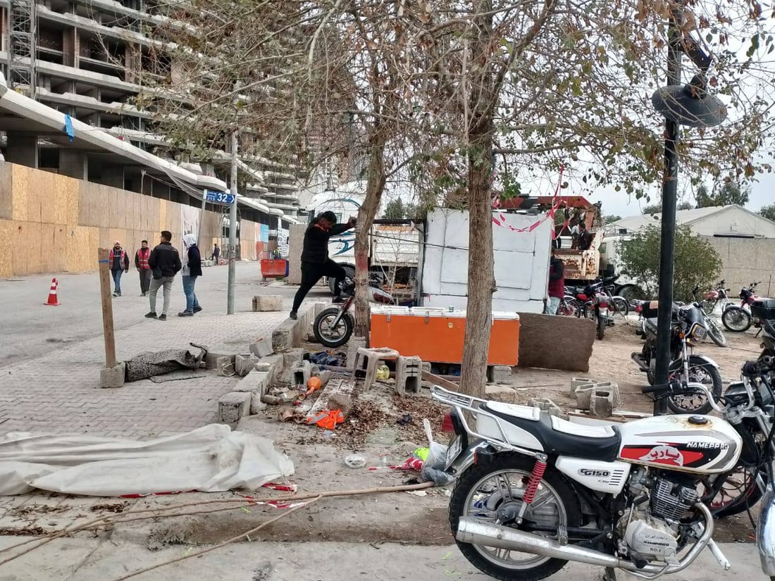 نەکەن ئۆتۆمبێل لەسەر سەوزایى و شۆستەکان رابگرن