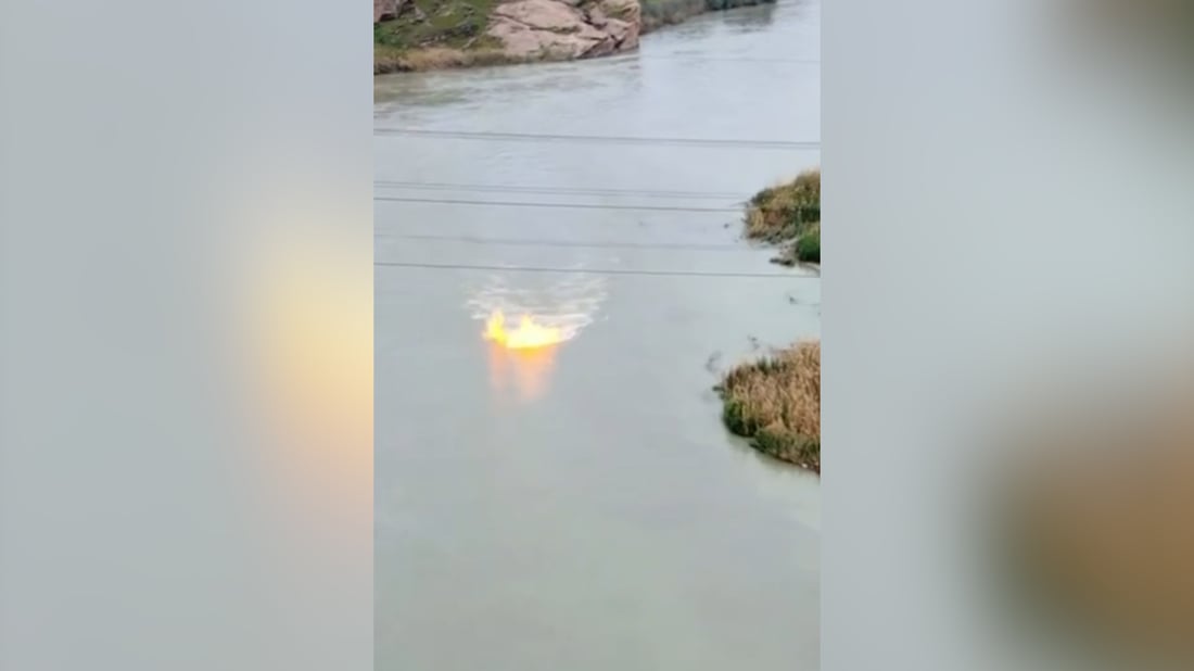 نار تشتعل وسط المياه.. تفاصيل الظاهرة الغريبة في نهر ديالى