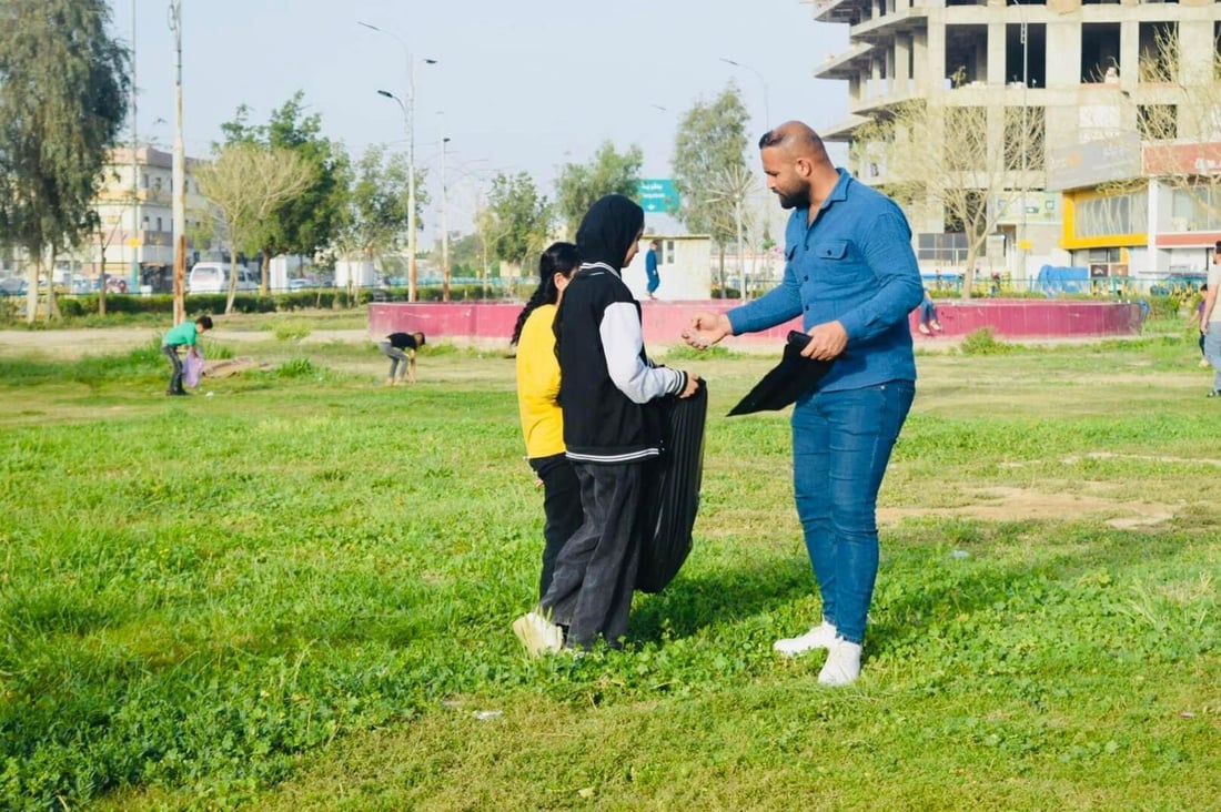 صور: أيتام بعقوبة نظفوا المنتزه وزرعوا الشتلات وشاركوا في إفطار جماعي