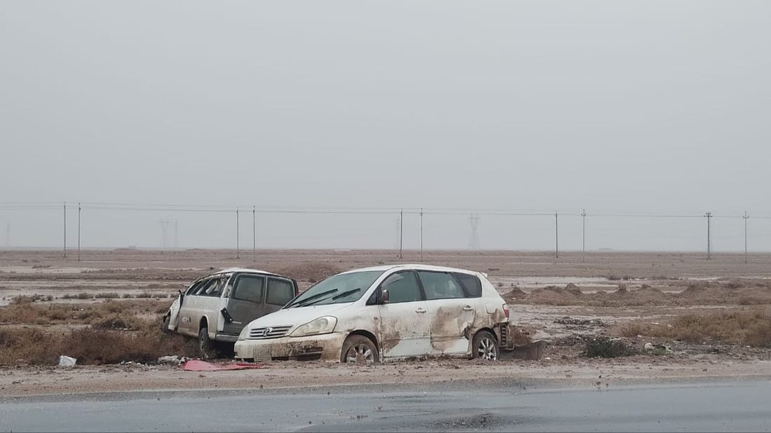 سرعة مفرطة واجتياز خاطئ تحت المطر.. إصابة خطرة لزوجين على طريق الفاو