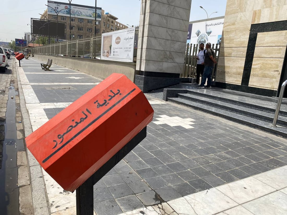 مخصصة للنفايات الخفيفة.. حاويات جديدة في شوارع المنصور بلون لباس البلدية (صور)