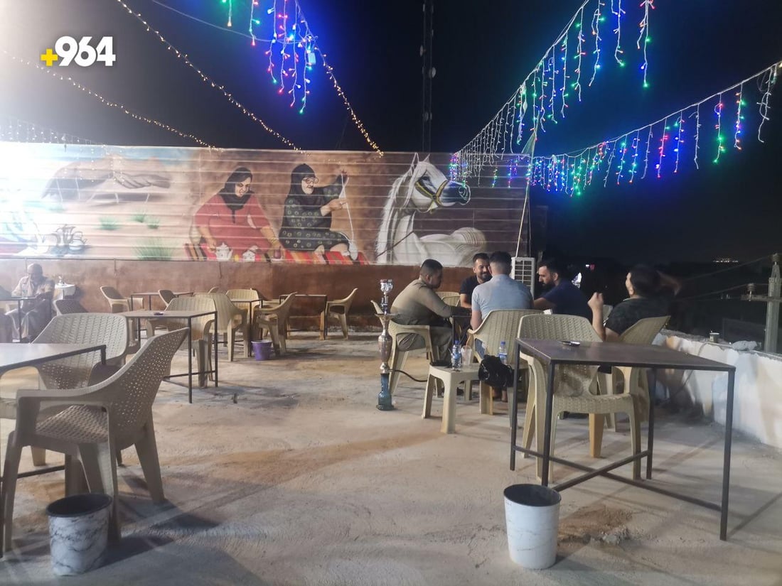 صور: مطعم في بعقوبة يلمس ذكريات العراقيين بـ “صينية بيت” وعلى السطح!