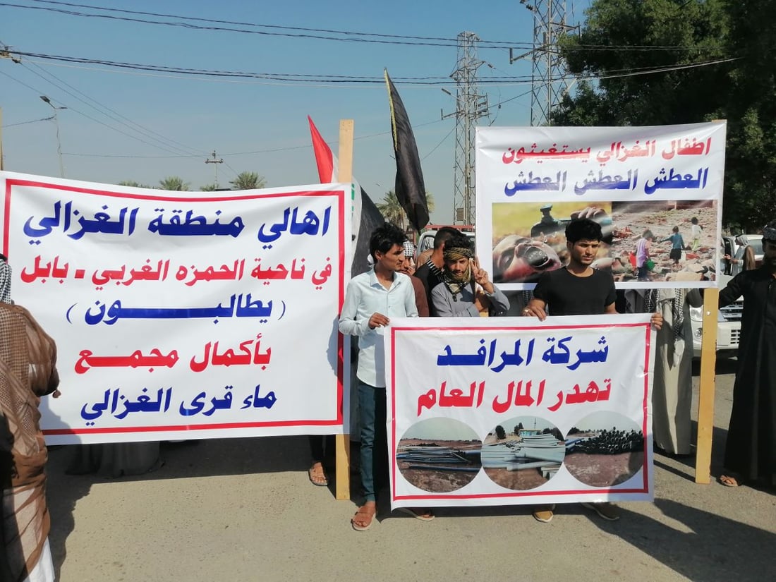 “لم نعد نحتمل العطش”.. تظاهرة غاضبة في المدحتية احتجاجاً على انقطاع المياه (صور)