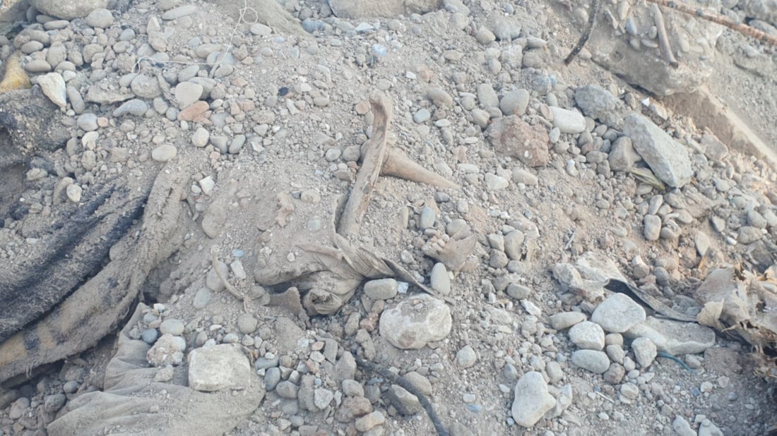 صور: العثور على مقبرة جماعية في تلعفر.. هياكل عظمية لرجال وأطفال