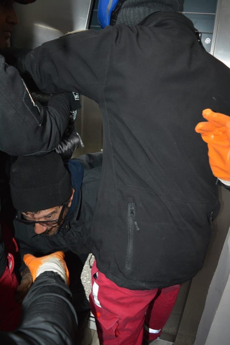 فريق الإنقاذ العراقي يخرج شخصين علقا في مصعد بولاية هاتاي التركية